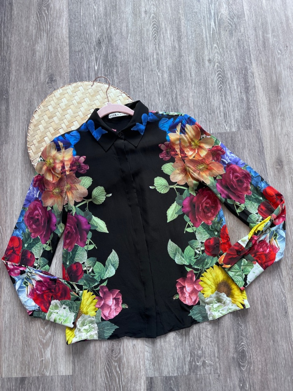 Alice + Olivia Brady 100% silk floral button down blouse - Picture 4 of 11